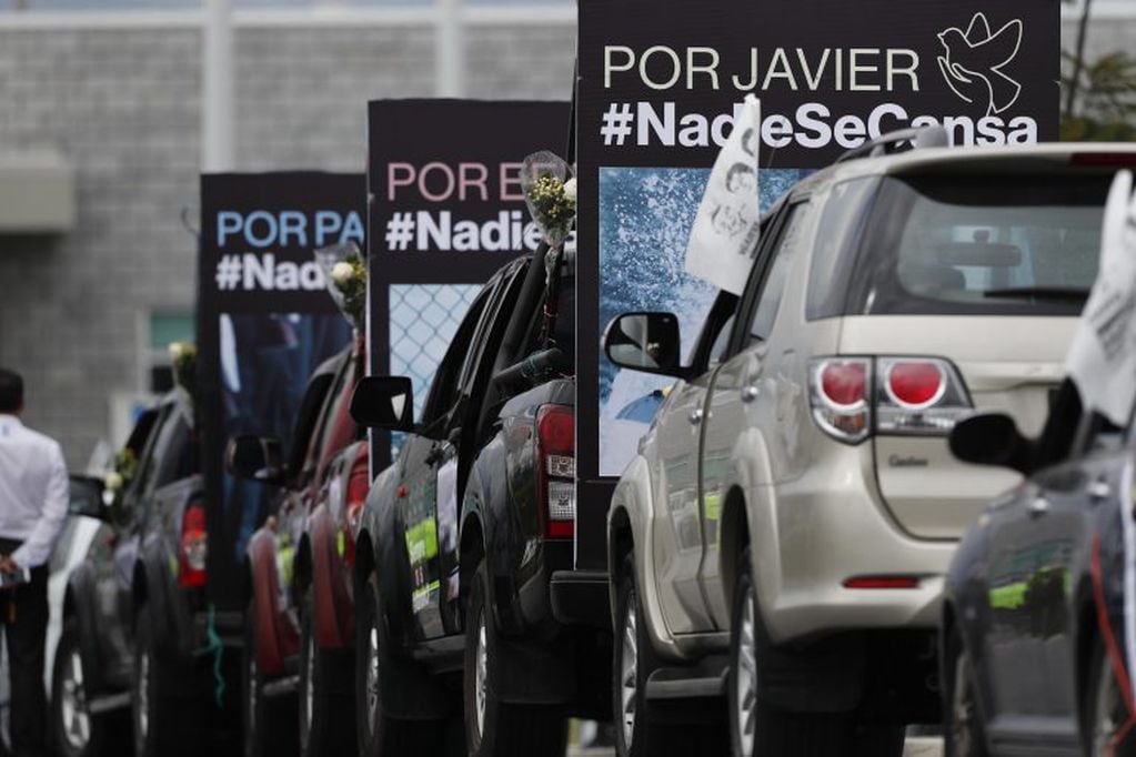 Una caravana de autos acompaña la llegada de los cuerpos de los periodistas ecuatorianos al Aeropuerto Internacional Mariscal Sucre de Quito (Web)