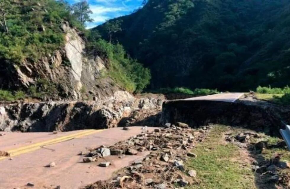 La fuerza de la naturaleza causó estragos en algunos caminos de la provincia.