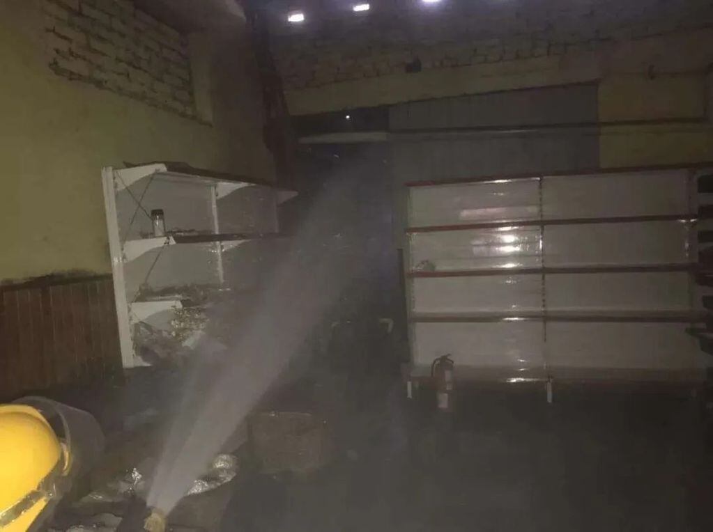Bomberos apagaron las llamas de una panadería en Oberá.