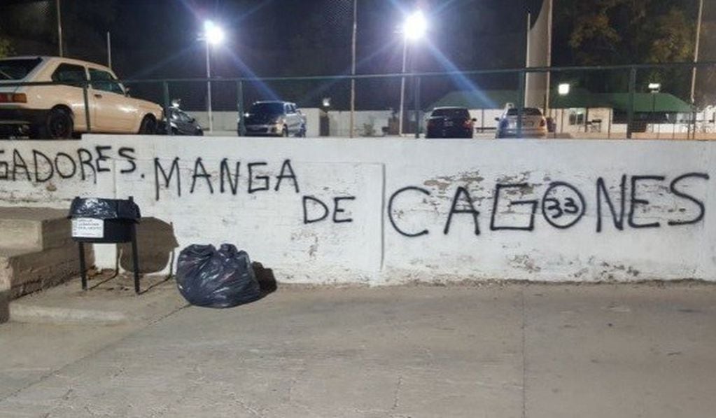 "Jugadores manga de cagones" fue el graffiti que se puede observa casi al ingreso al estadio de Gimnasia.