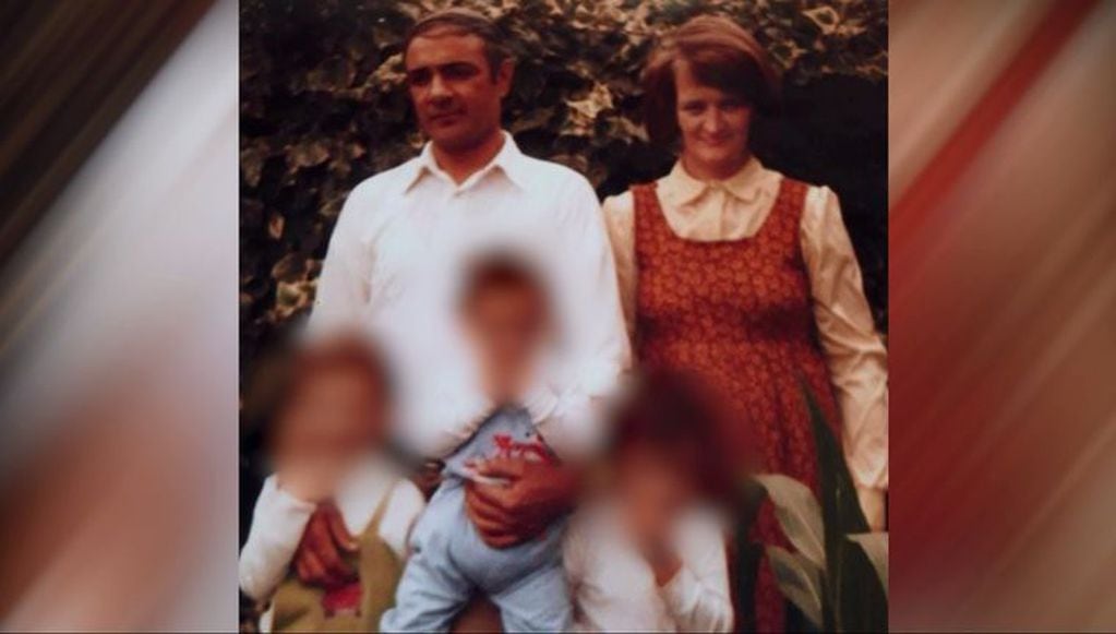 La foto que Don Castro junto a su esposa y sus tres hijos mayores, entre ellos Esther.