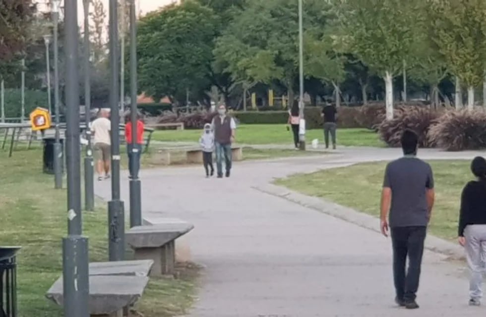 Muchos rosarinos salieron a pasear, pese a que sigue estando prohibido (Vía Rosario)