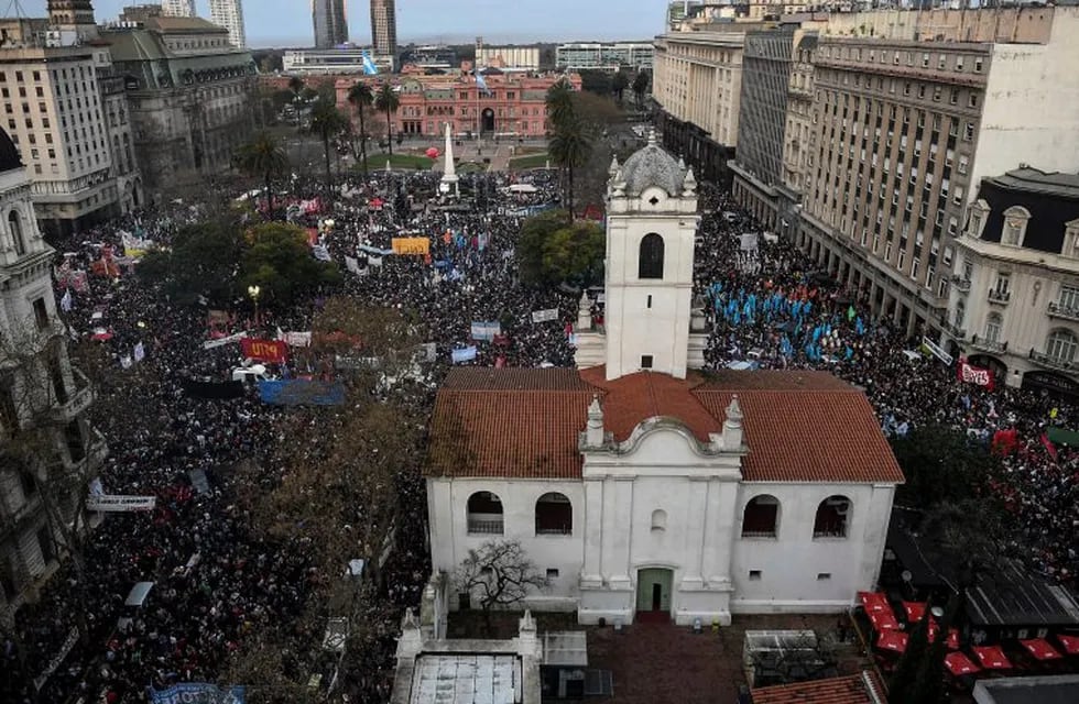 Miles de argentinos marcharon en Buenos Aires,  para pedirle al Gobierno del presidente, Mauricio Macri, y a la Justicia por el paradero de Santiago Maldonado. (DPA)