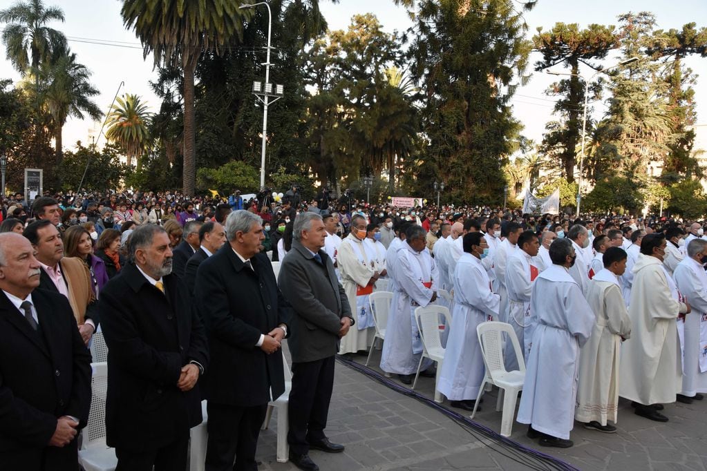 Autoridades, el clero jujeño en pleno y la feligresía católica reunida en el frente de la Catedral de Jujuy, en la misa de acción de gracias por la beatificación del sacerdote jujeño Pedro Ortiz de Zárate.