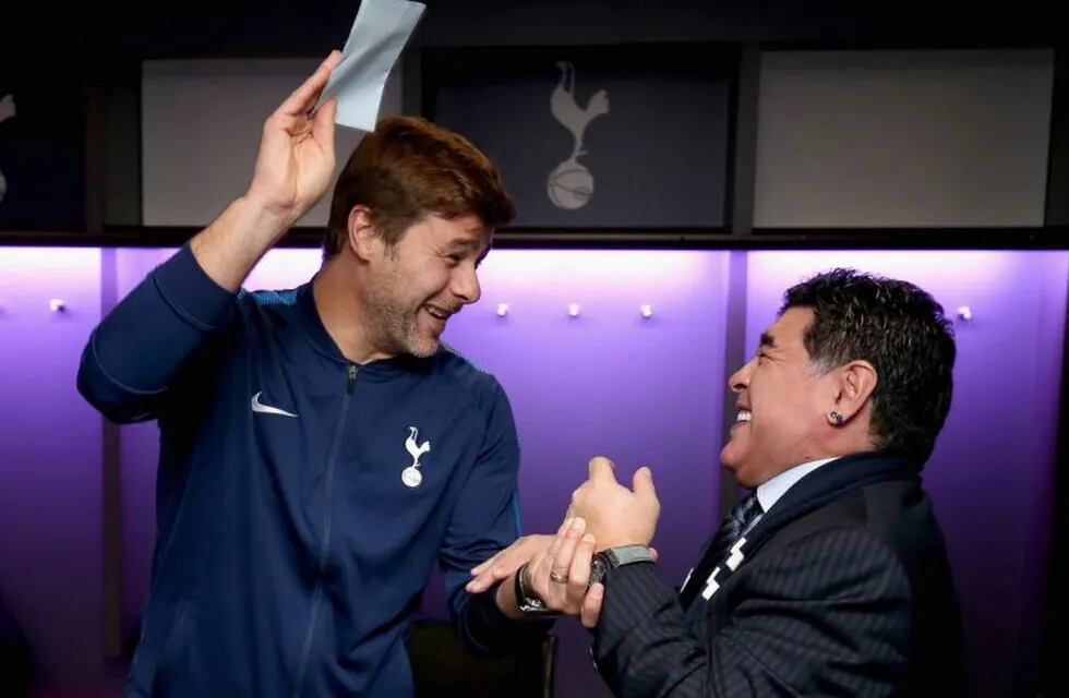 El ex defensor recibió al Diez en el vestuario de los Spurs. (@SpursOfficial)