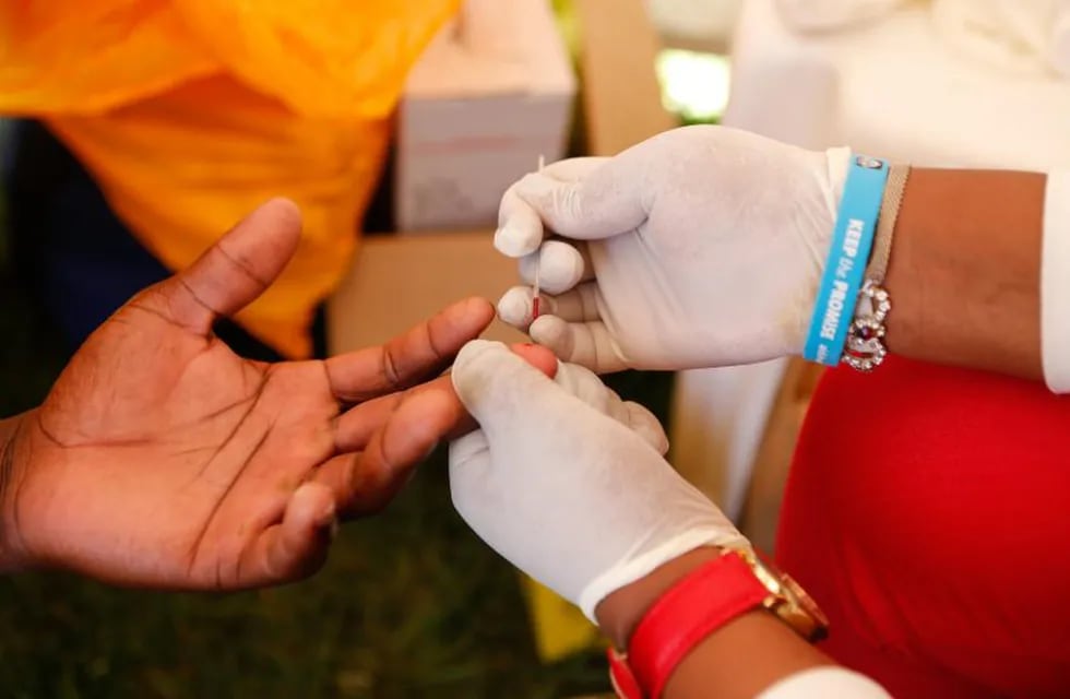 XDI04. NAIROBI (KENIA), 01/12/2017.- Una trabajadora de la Fundación AIDS Healthcare (AHF) toma una muestra de sangre a un hombre para realizar pruebas del sida, durante un acto celebrado con motivo del Día Mundial de la Lucha contra el Sida, en Nairobi, Kenia, el 1 de diciembre del 2017. EFE/Daniel Irungu kenia  kenia pruebas de hiv en sangre contagio de sida