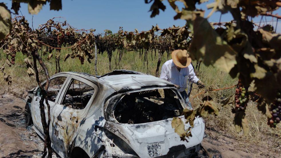 Robaron un auto y lo encontraron prendido fuego en una finca de Rivadavia.