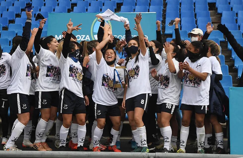 En el estadio Malvinas Argentinas, se disputó la final del futbol femenino Copa de Oro, en el que se consagró campeón el equipo de las Pumas
Las chicas integrantes del plantel, festejan el título de campeonas.