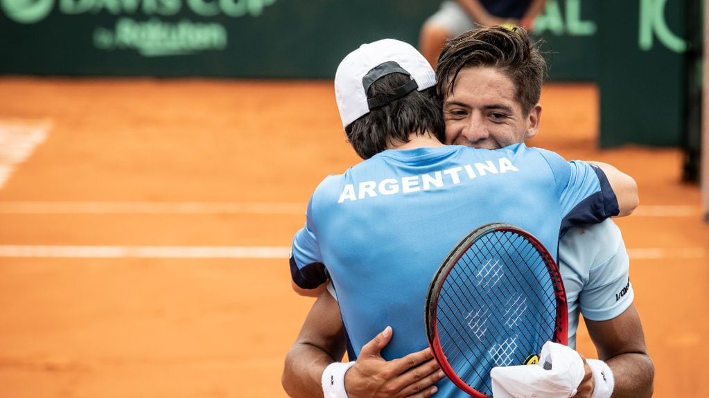 Abrazo entre Guillermo Coria y Sebastián Báez después de la victoria y primer punto para Argentina en la Copa Davis.