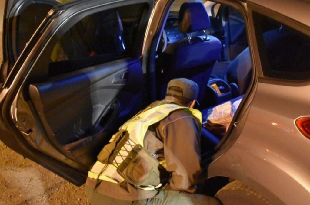 Gendarmería secuestró 520 mil pesos ocultos en un automóvil. (Foto: Corrientes Hoy)