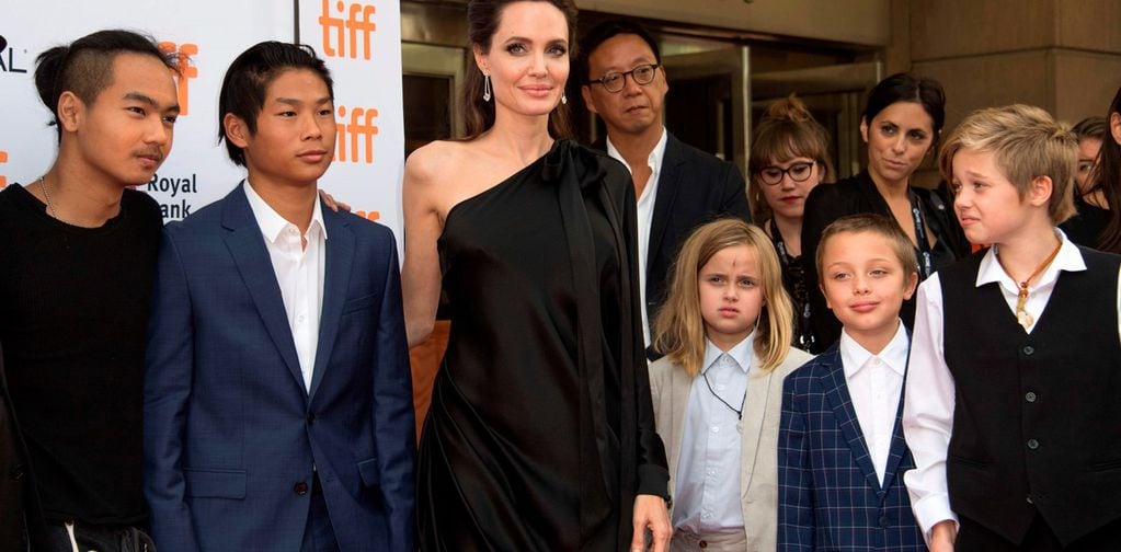 Angelina Jolie junto a sus hijos, siendo Pax el segundo de la izquierda.