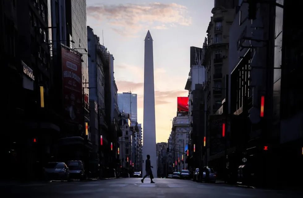 -FOTODELDIA- AME8531. BUENOS AIRES (ARGENTINA), 27/03/2020.- Una persona cruza una avenida vacía, este viernes, en la ciudad de Buenos Aires (Argentina). Argentina cumplió este viernes una semana de \