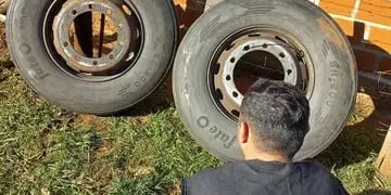 Estacionó su camión por un desperfecto y le robaron las ruedas en Garupá