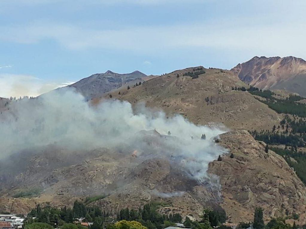 Vista del incendio en el cerro La Cruz.