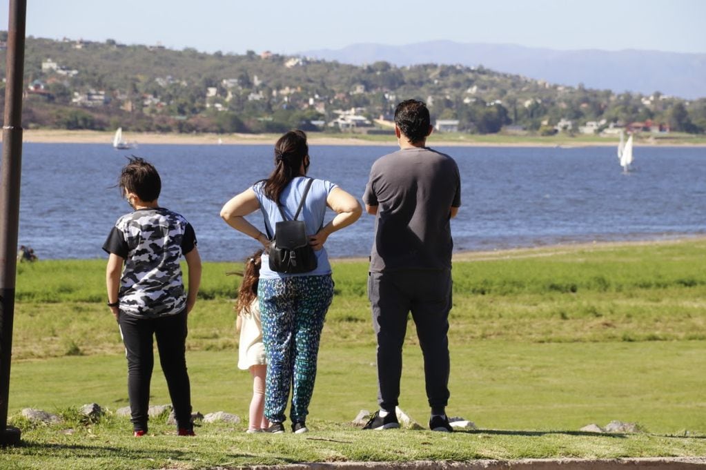 Familias disfrutando a la vera del lago San Roque.