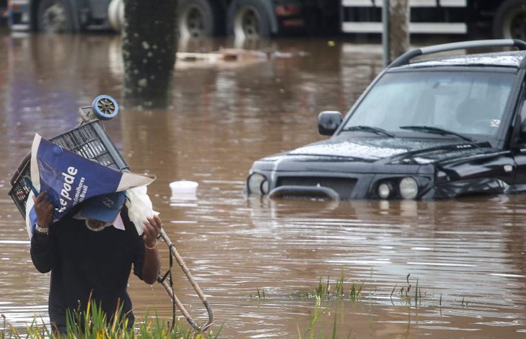 Un hombre camina por las calles inundadas de San Pablo (Créditos: REUTERS).