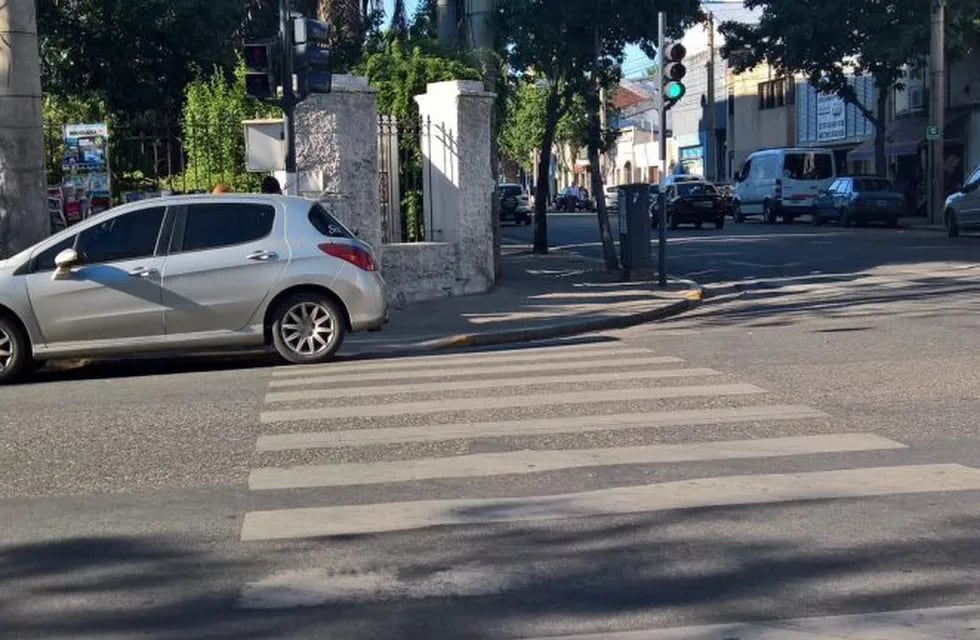 El accidente se produjo en el medio de la intersección cercana a la sede del Registro Civil. (@BeatrizPriotti)