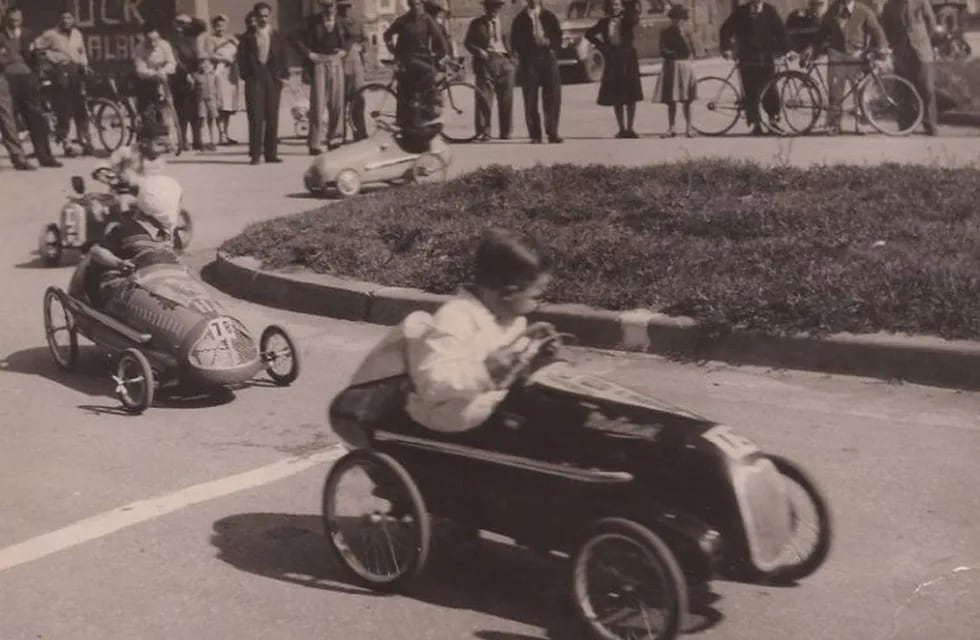 Carrera de autos a pedal, tres arroyos década del 50