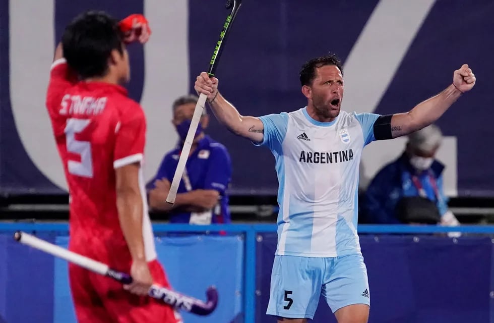 El defensor argentino Pedro Ibarra celebra después de que Argentina derrotara a Japón en hockey sobre césped masculino. (AP)