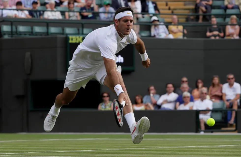Spanish Feliciano Lopez reacts (R) after he lost his match against Argentinian Juan Martin del Potro on day four of the Wimbledon Championships at the All England Lawn Tennis and Croquet Club in London, England, 05 July 2018. Photo: Steven Paston/PA Wire/dpa