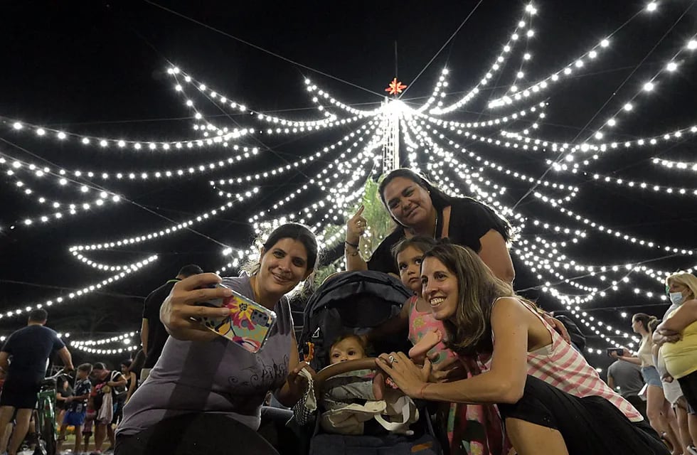 El árbol de Navidad más grande de la ciudad se llenará de luces este jueves.