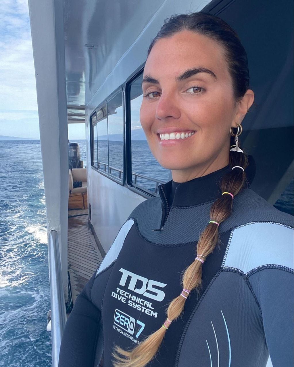 Martina dedica su vida a cuidar el océano y filmar documentales bajo el agua.