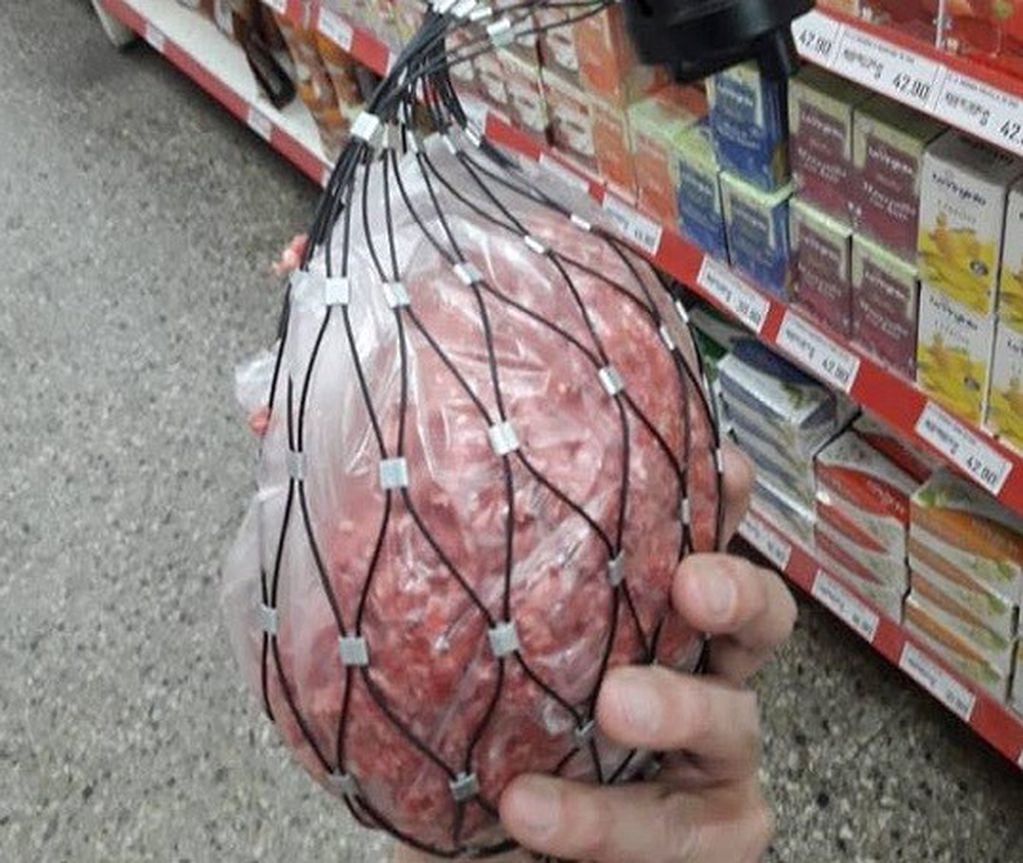 Carne con precinto en un supermercado de  Santa Fe. (La Rosca Show)