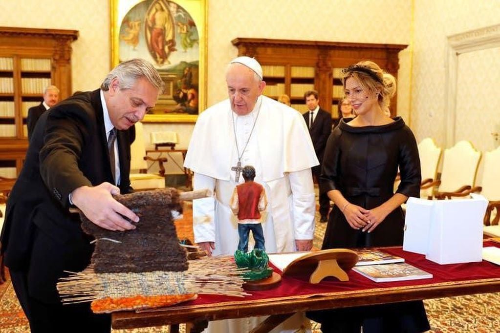 El presidente Alberto Fernández, junto a su esposa Fabiola Yañez, le entregaron tres regalos al papa Francisco. (Presidencia)