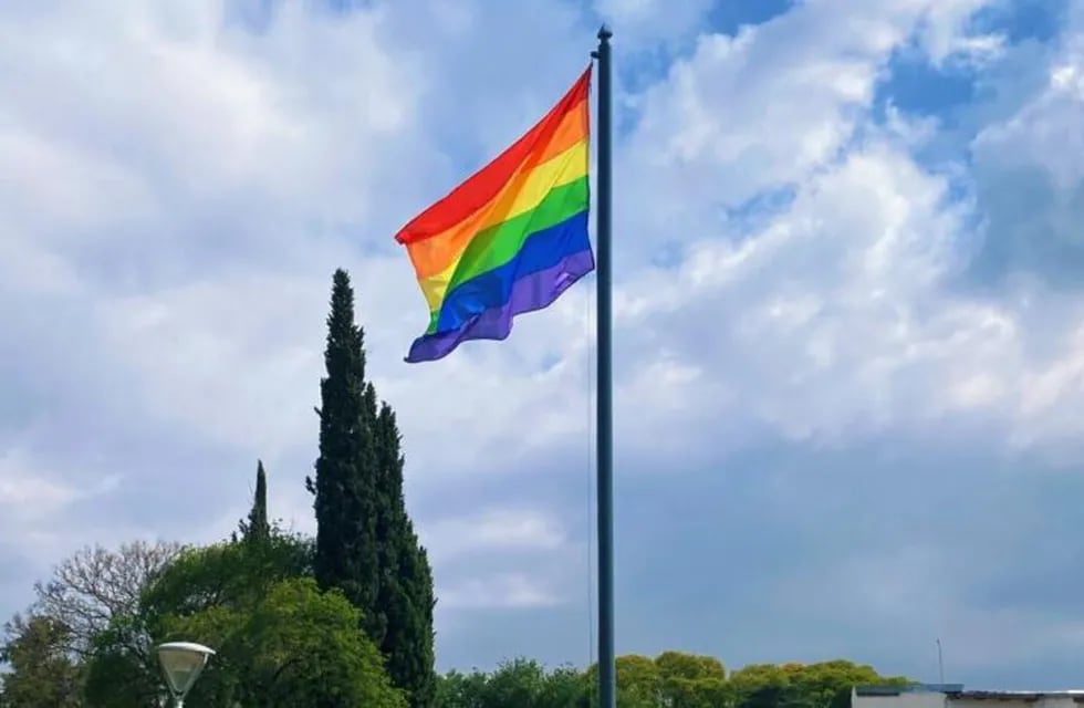 La bandera LGBT fue blanco de vandalismo en Alta Gracia.