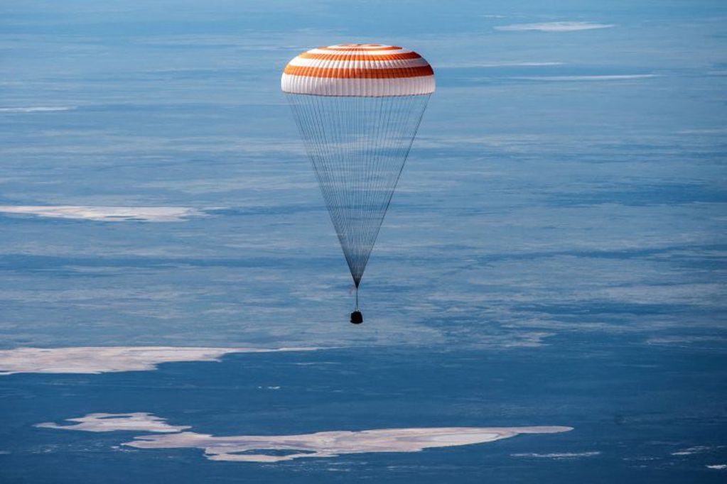 La nave rusa Soyus MS-15, tras el reingreso a la atmósfera terreste y con su paracaídas desplegado. A bordo, los tres astronautas provenientes de la Estación Espacial.
