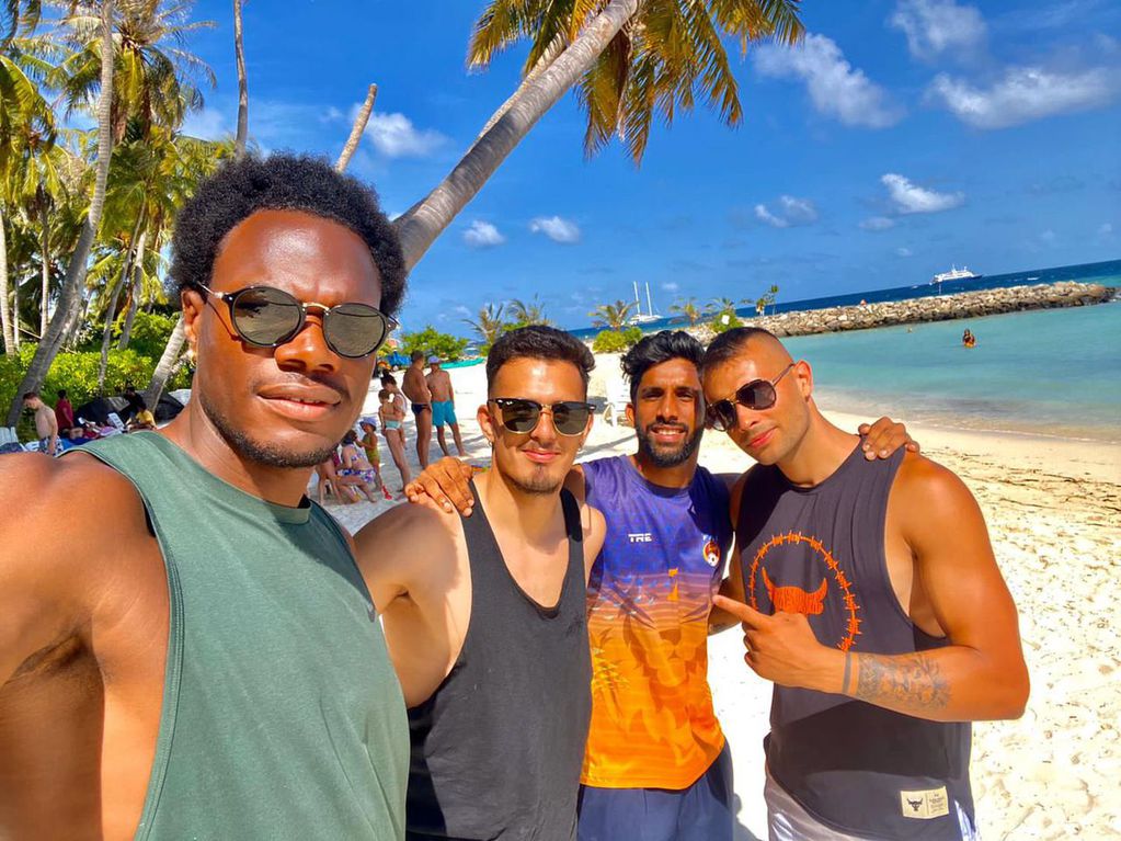 Nicolás Retamal, junto a compañeros en las paradisíacas Islas Maldivas.