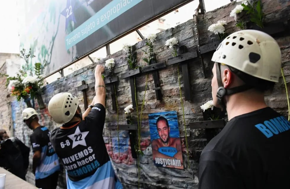 Familiares de víctimas de la explosión en Salta 2141 encabezaron el acto homenaje en el noveno aniversario del derrumbe del edificio en Rosario.
