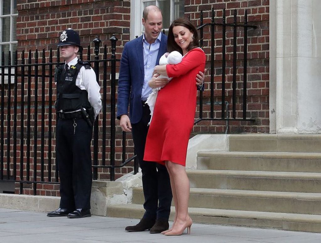 A horas de dar a luz, Kate Middleton y el príncipe Guillermo mostraron a su hijo.