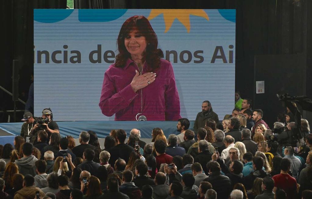 Cristina Kirchner habla desde la ciudad bonaerense de Ensenada  como parte de los homenajes del Frente de Todos por el 48º aniversario de la muerte del líder justicialista Juan Domingo Perón (Telam)