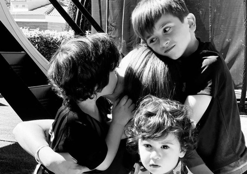 Antonela Roccuzzo y sus hijos. (Instagram: @antonelaroccuzzo)