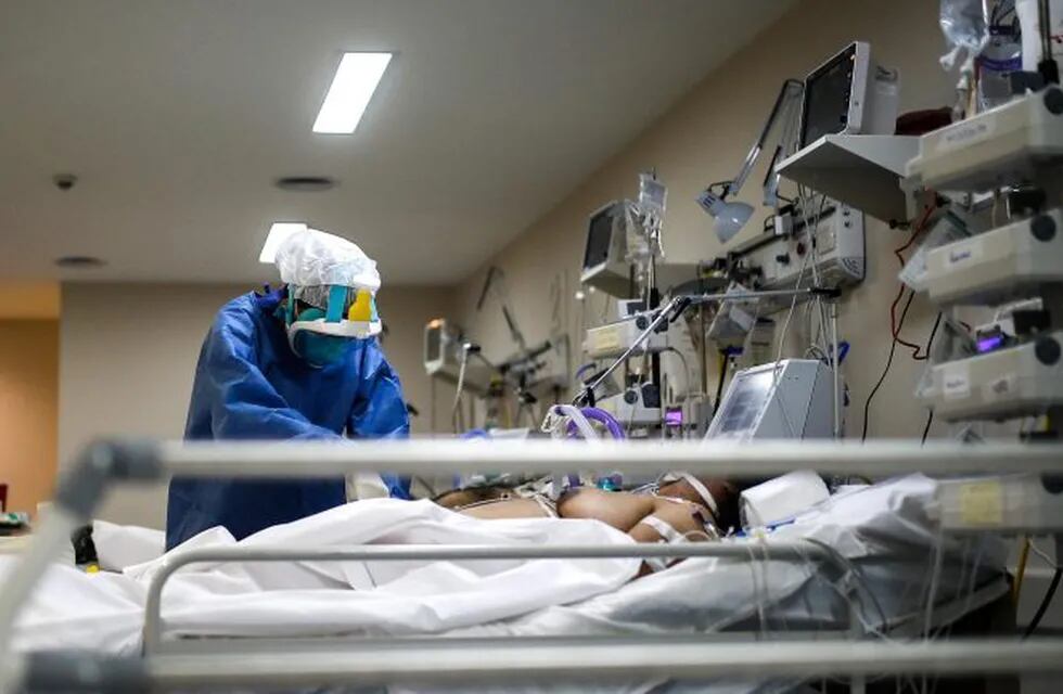 Médico controla a paciente con Covid-19 en Argentina