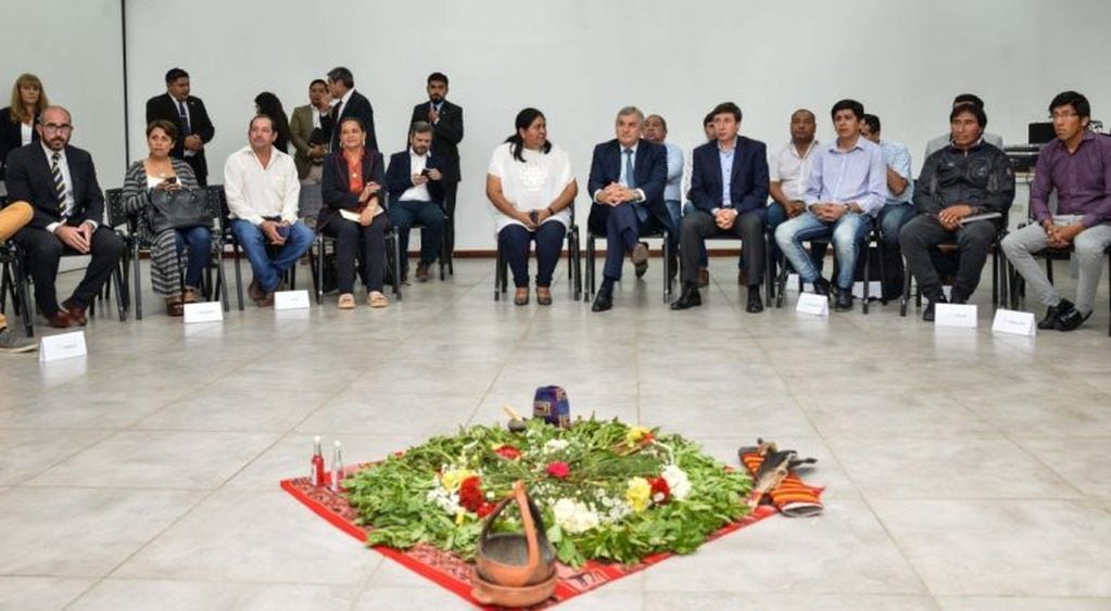 El gobernador Morales y los ministros Arroyo y Sarapura, en la reunión con los intendentes, marco en el se rindió homenaje a la Pachamama.