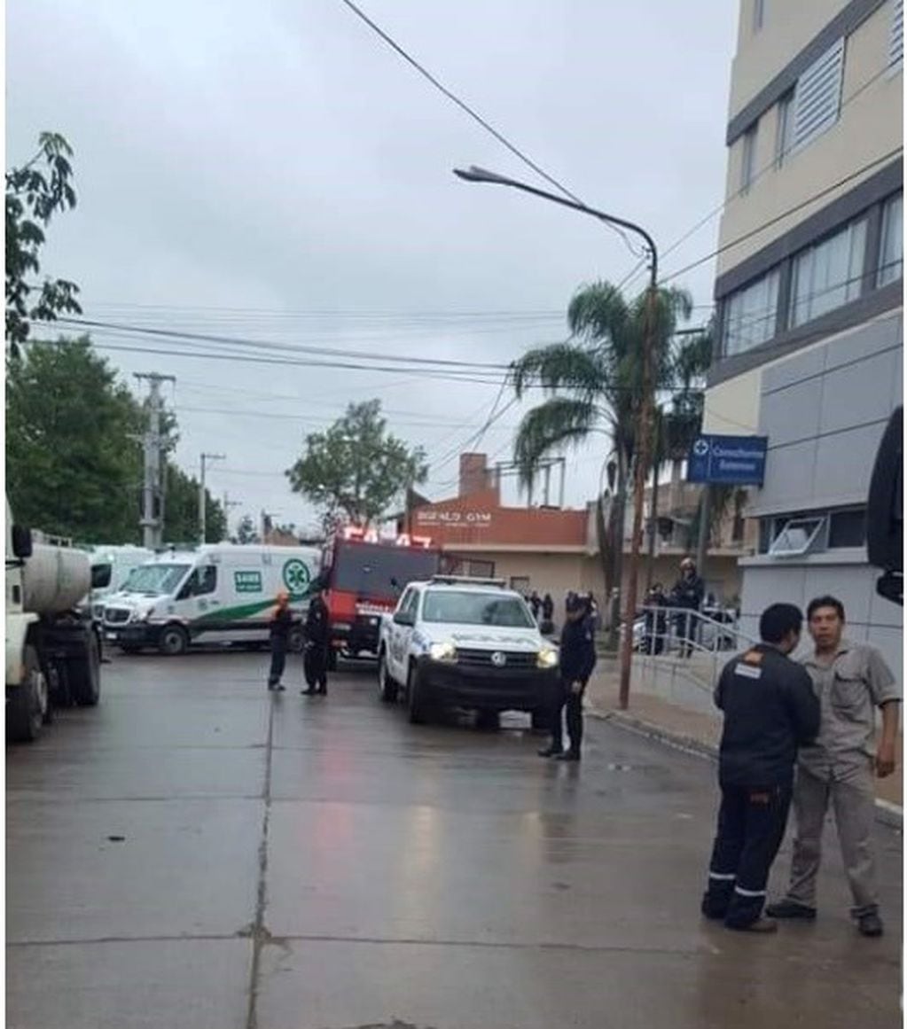 Policías, bomberos y ambulancias del SAME acudieron rápidamente a la Clínica Nuestra Señora de Fátima tras el reporte de la emergencia.