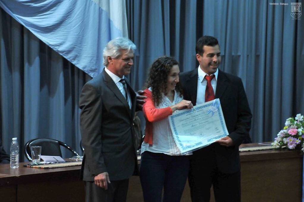 Alejandro recibe su diploma de manos del rector Rovere
