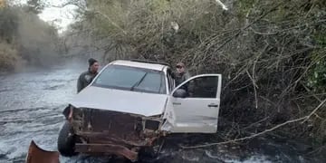 Puerto Libertad: rescataron a conductor de una camioneta que cayó a un arroyo