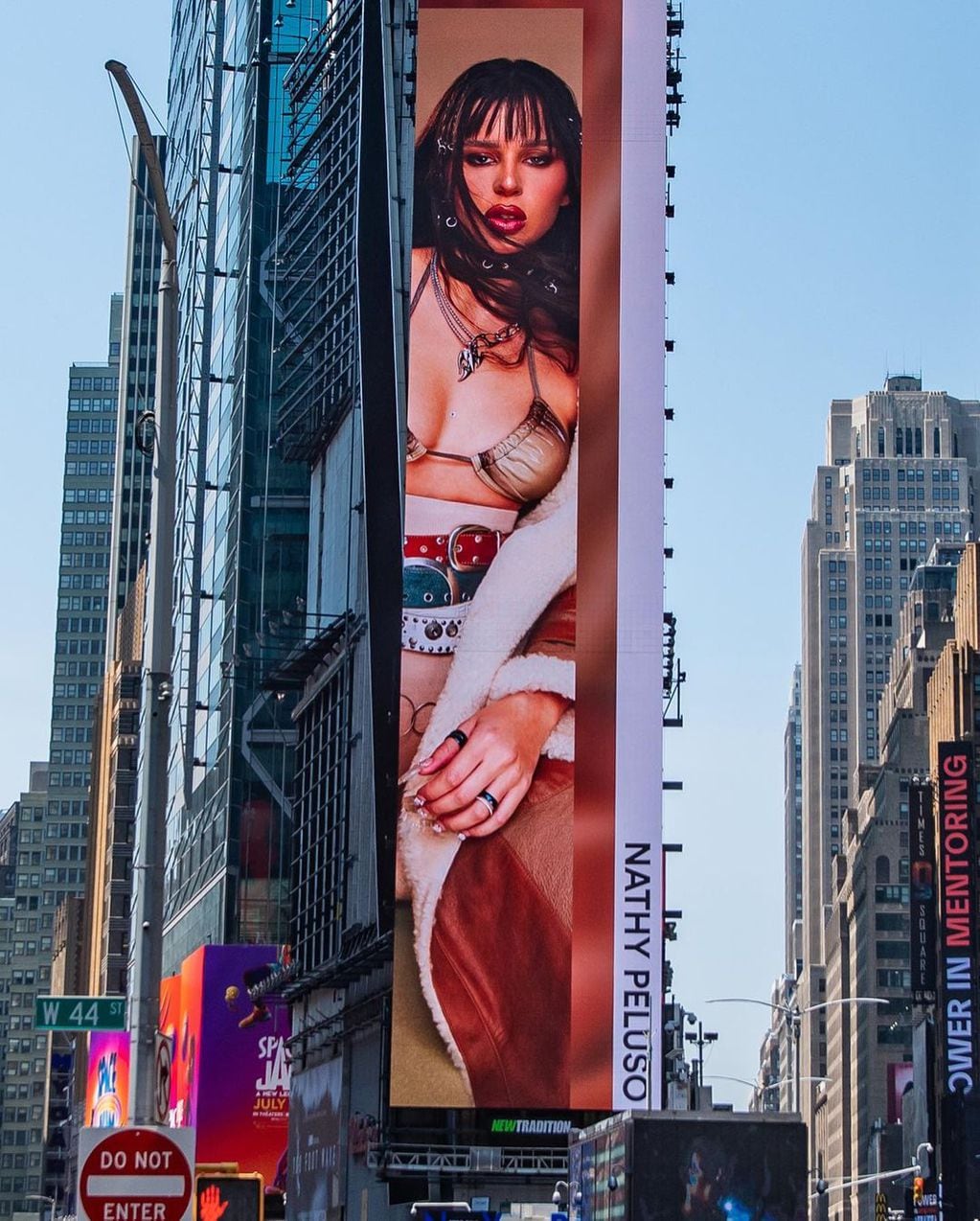 Nathy Peluso posó con un conjunto tan exótico que llegó hasta las pantallas de Time Square