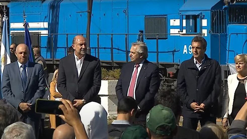 Alberto Fernández junto a Omar Perotti y Sergio Massa en el acto inaugural tren Rosario-Cañada de Gómez.