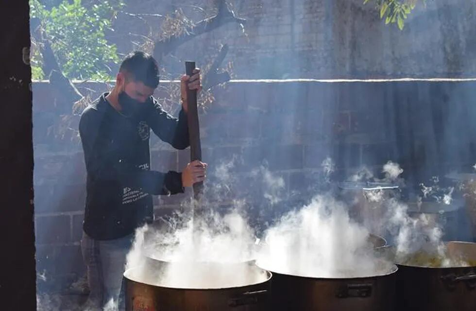 Comida para 500 personas en desayuno y almuerzo, realizado por la Indu Solidaria de Posadas. (M. de Desarrollo)