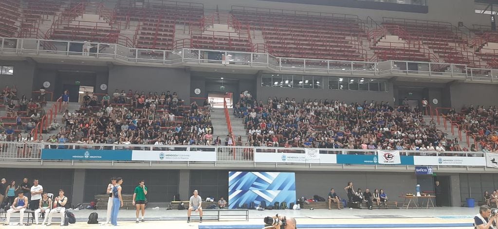 Gran marco de público en el Aconcagua Arena, durante el Nacional Federativo de gimnasia artística.