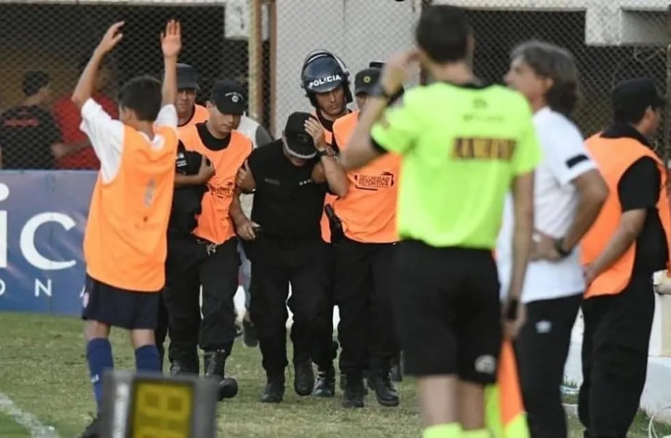 Hay preocupación en los clubes de fútbol rosarino por la suba de los costos de los adicionales de policía. (Archivo)