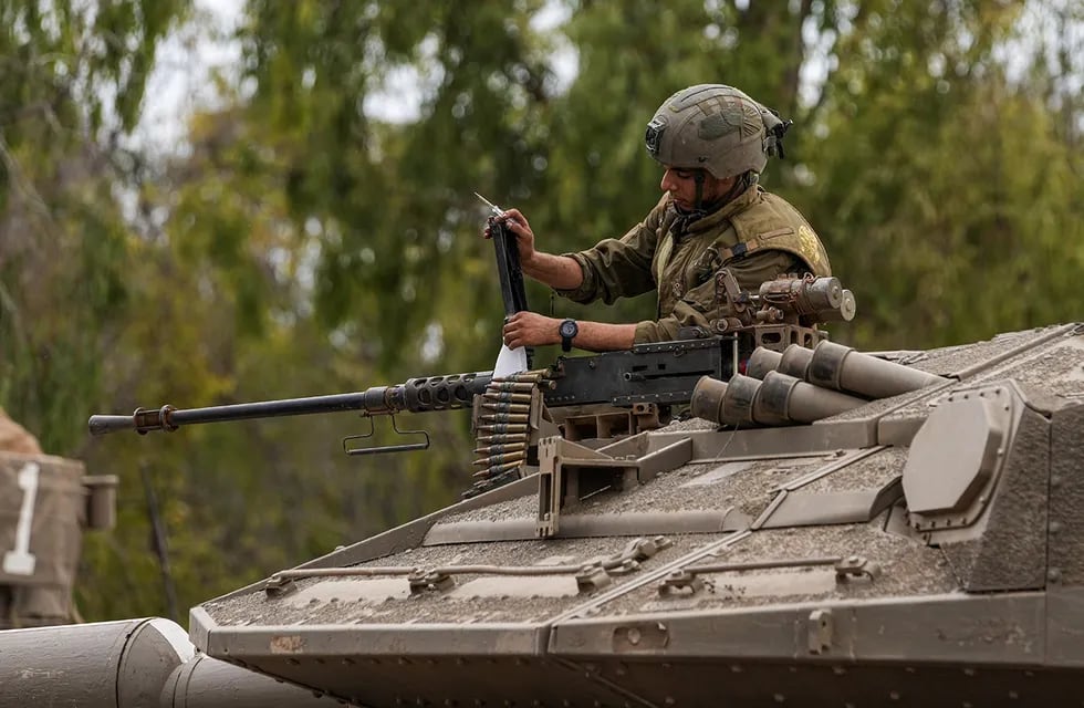 Un soldado israelí trabaja en un tanque en un terreno de preparación cerca de la frontera israelí con Gaza, en el sur de Israel.
