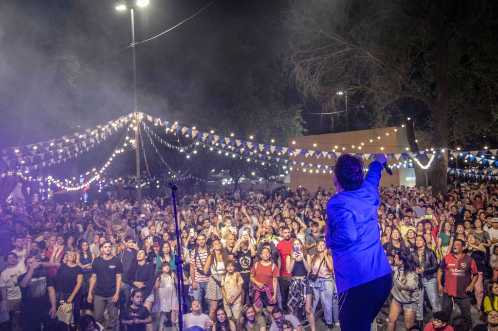 Miles de personas disfrutaron de música en vivo a la vera del Paraná.