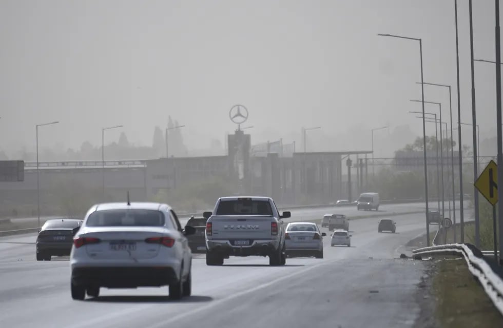 El viento, la tierra y el humo de los incendios complica la circulación de autos en Córdoba.