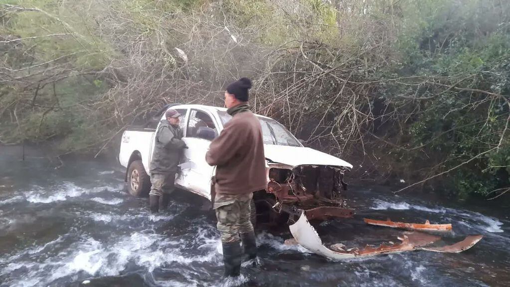 Puerto Libertad: rescataron a conductor de una camioneta que cayó a un arroyo.