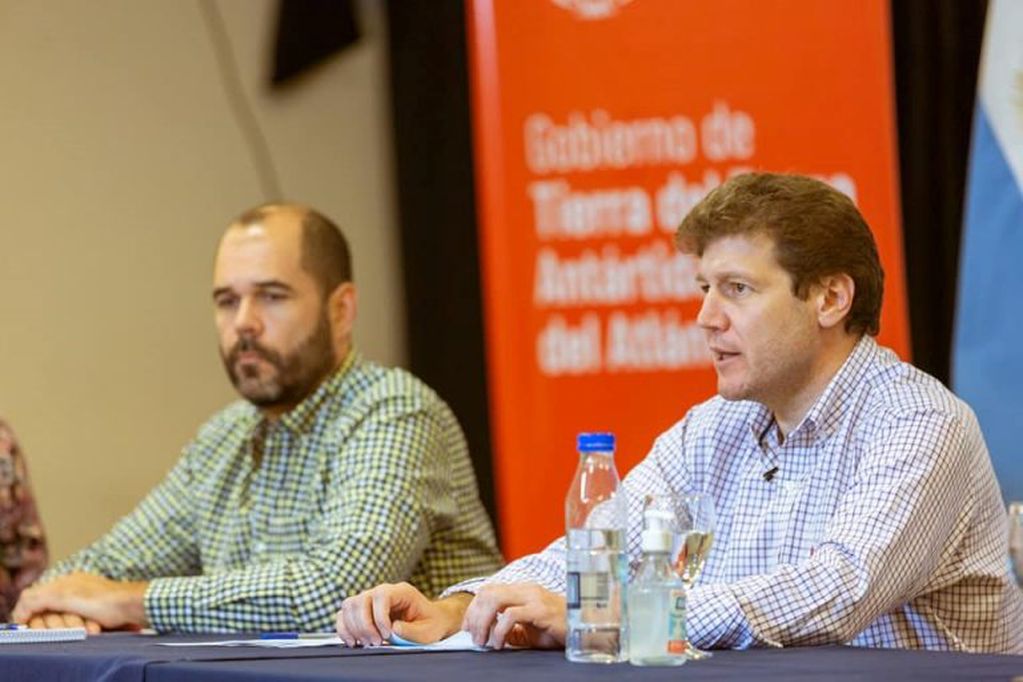 Gustavo Melella y gabinete anunciando el "plan de emergencia fueguina".